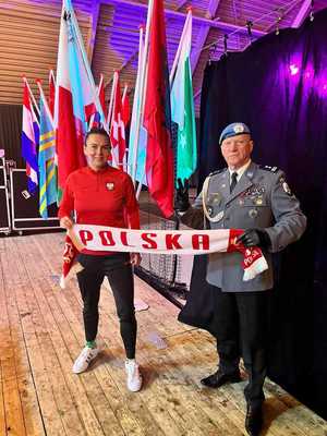 st. sierż. Patrycja Doroż policyjna bramkarka, podczas Mistrzostw Świata Służb Mundurowych w Holandii z policjantem, razem trzymają szalik z napisem Polska