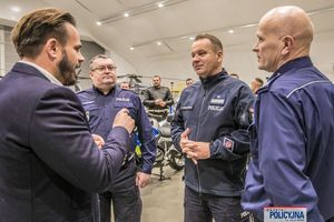 Zastępca KGP oraz przedstawiciele BRD KGP podczas uroczystego przekazania nowych motocykli dla policjantów