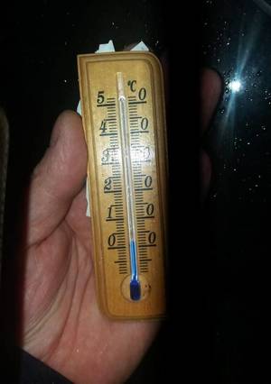 termometr pokazuje temperaturę bliską 0 stopni Celsjusza w domu osoby narażonej na wychłodzenie organizmu