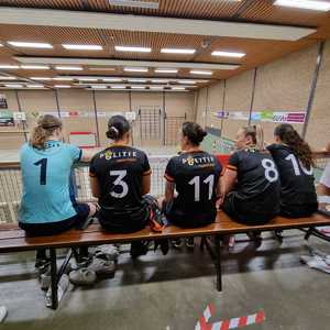 piłkarki z Holandii siedzą na ławce i oglądają mecz - zdjęcie z tyłu