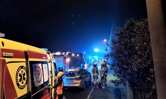 na zdjęciu widać karetkę pogotowia, policyjny radiowóz oraz wóz straży pożarnej