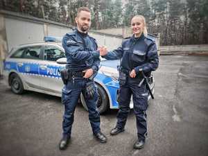 umundurowana policjantka i policjant stoją obok radiowozu