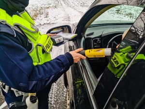 policjant kontroluje stan trzeźwości kierującego