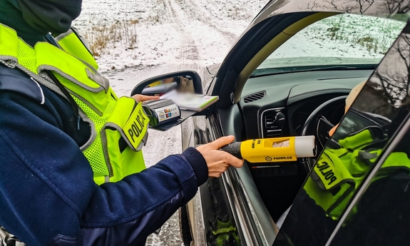 policjant kontroluje stan trzeźwości kierującego
