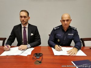 I Zastępca Komendanta Wojewódzkiego Policji we Wrocławiu insp. Robert Frąckowiak i Pan Marcin Starszak – Prezes SOLSTAR HOMES Sp. z o.o. podpisują umowy