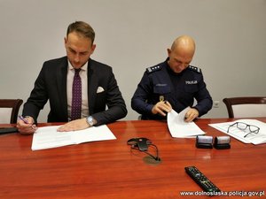 I Zastępca Komendanta Wojewódzkiego Policji we Wrocławiu insp. Robert Frąckowiak i Pan Marcin Starszak – Prezes SOLSTAR HOMES Sp. z o.o. podpisują umowy