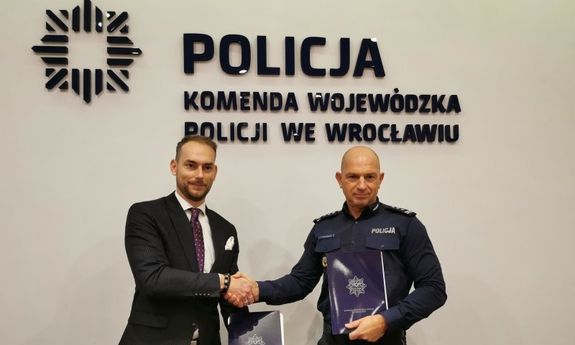 I Zastępca Komendanta Wojewódzkiego Policji we Wrocławiu insp. Robert Frąckowiak i Pan Marcin Starszak – Prezes SOLSTAR HOMES Sp. z o.o. stoją z podpisanymi umowami ściskając sobie dłonie