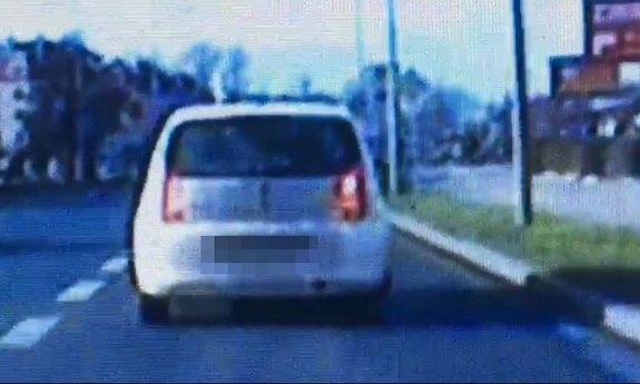 auto jadące buspasem