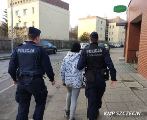 dwaj policjanci prowadzą ulicą odnalezionego chłopca