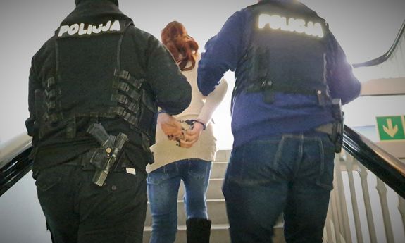 dwaj policjanci prowadzą zatrzymaną