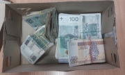 pudełko z pieniędzmi, które miały zostać przekazane oszustom