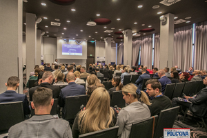 siedzący na sali uczestnicy konferencji - widok z tyłu