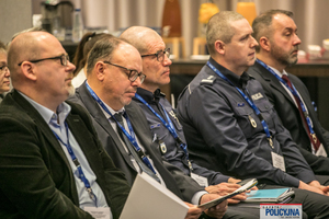 siedzący na sali uczestnicy konferencji, wśród nich siedzą umundurowani oficerowie Policji