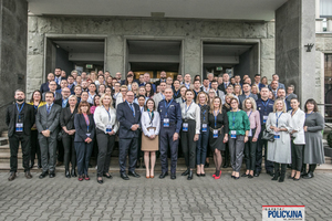 zdjęcie zbiorowe uczestników konferencji z Zastępcą Komendanta Głównego Policji