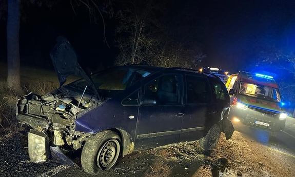 uszkodzony pojazd w tle karetka pogotowia