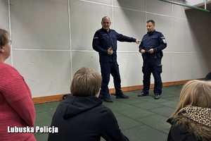 policjanci szkolą pracowników socjalnych