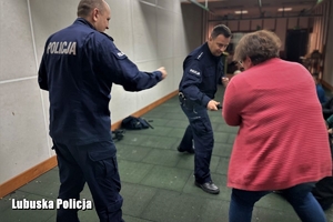 policjanci szkolą pracowników socjalnych