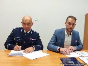 I Zastępca Komendanta Wojewódzkiego Policji we Wrocławiu insp. Robert Frąckowiak oraz Prezes firmy SOLSTAR HOMES Sp. z o.o. podczas podpisania umów dotyczącej budowy nowych posterunków