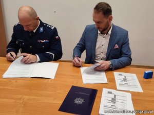 I Zastępca Komendanta Wojewódzkiego Policji we Wrocławiu insp. Robert Frąckowiak oraz Prezes firmy SOLSTAR HOMES Sp. z o.o. podczas podpisania umów dotyczącej budowy nowych posterunków