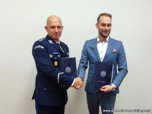 I Zastępca Komendanta Wojewódzkiego Policji we Wrocławiu insp. Robert Frąckowiak oraz Prezes firmy SOLSTAR HOMES Sp. z o.o. ściskają sobie dłonie