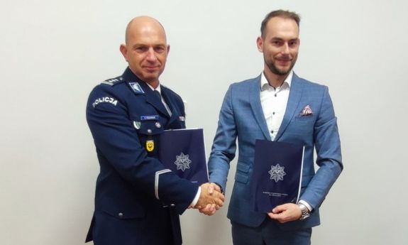 I Zastępca Komendanta Wojewódzkiego Policji we Wrocławiu insp. Robert Frąckowiak oraz Prezes firmy SOLSTAR HOMES Sp. z o.o. ściskają sobie dłonie