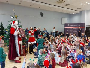 Spotkanie ze Świętym Mikołajem w Komendzie Głównej Policji - Mikołaj mówi do dzieci