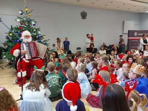 Spotkanie ze Świętym Mikołajem w Komendzie Głównej Policji - Mikołaj gra na akordeonie