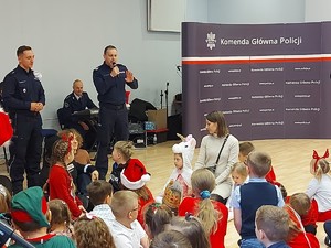 Spotkanie ze Świętym Mikołajem w Komendzie Głównej Policji - Mikołaj mówi do dzieci - komendant dobrodziej przemawia do dzieci