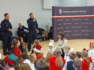 Spotkanie ze Świętym Mikołajem w Komendzie Głównej Policji - Mikołaj mówi do dzieci - komendant dobrodziej mówi do dzieci