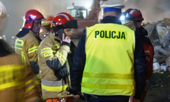 strażacy i policjanci na miejscu zdarzenia