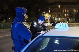 policjanci podczas kontroli taksówki