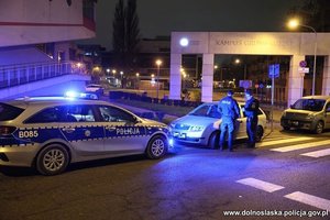 policjanci podczas kontroli taksówki