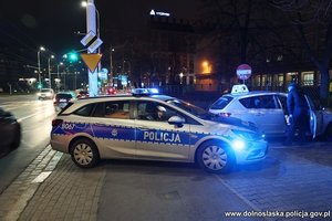 policjanci podczas kontroli taksówki