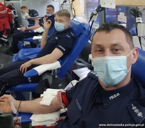 policjanci podłączeni do aparatury pobierającej krew