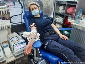 policjantka podłączona do aparatury pobierającej krew