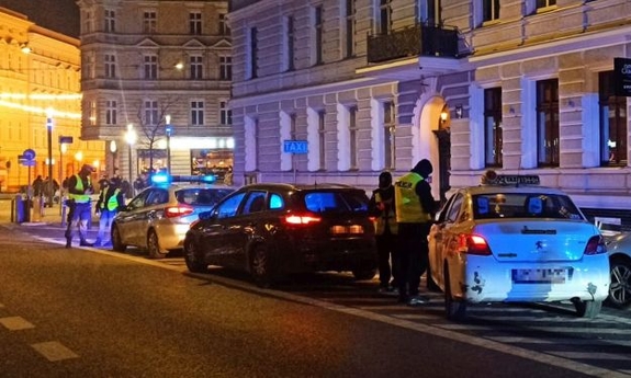 policjanci kontolują taksówki