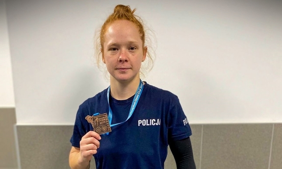 policjantka z medalem w dłoni