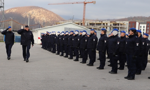 policjanci stoją w szeregach na placu, przed nimi przechodzi Zastępca komendanta Głównego Policji