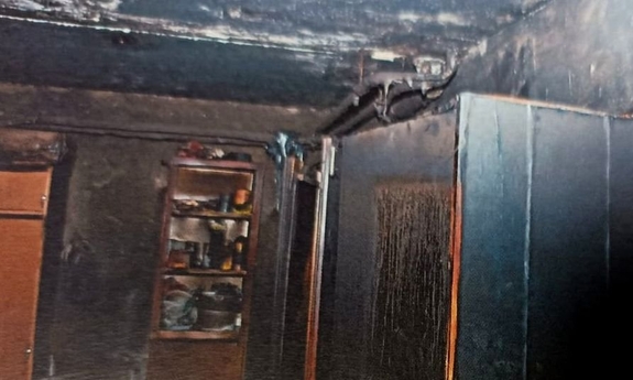 Zdjęcie przedstawiające zniszczoną szafę w pomieszczeniu gdzie wybuchł pożar