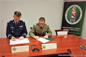 nadinsp. Dariusz Wesołowski Komendant Wojewódzki Policji we Wrocławiu oraz Komendant Nadodrzańskiego Oddziału Straży Granicznej gen. bryg. SG Tomasz Michalski podczas podpisywania porozumienia