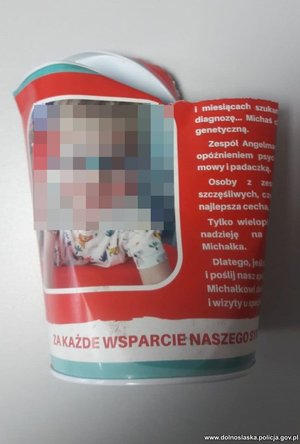 zabezpieczona przez policjantów puszka