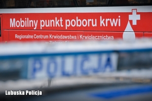 Policyjne sygnały na tle krwiobusa