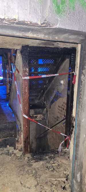 zdjęcie kolorowe: spalona klatka schodowa