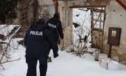 Umundurowane policjantki sprawdzające opuszczony budynek