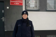 Aspirant Marta Czarnomska przed budynkiem komendy