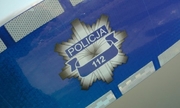 gwiazda policyjna z napisem policja 112 na drzwiach radiowozu policyjnego