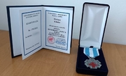 legitymacja honorowego dawcy krwi i odznaka „Honorowy Dawca Krwi - Zasłużony dla Zdrowia Narodu”