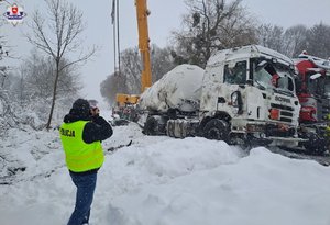 technik robi zdjęcia cysterny