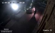 stop klatka z nagrania z monitoringu na którym widać mężczyznę który zniszczył lampki na choince