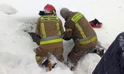 Strażacy wyciągają mężczyznę ze studzienki kanalizacyjnej
